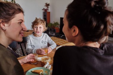 Lezbiyen anneleriyle konuşan tatlı bir çocuk.