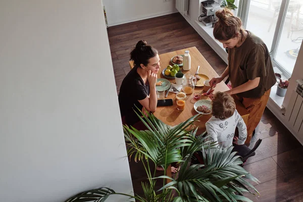 Άποψη Υψηλής Γωνίας Της Λεσβιακής Οικογένειας Παίρνει Πρωινό Στο Τραπέζι — Φωτογραφία Αρχείου