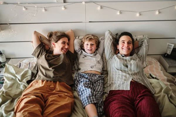 Mutlu Lezbiyen Aile Portresi Oğlu Yatakta Uzanıyor Birlikte Vakit Geçiriyorlar — Stok fotoğraf