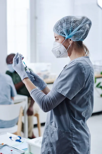 Junge Krankenschwester Maske Und Schutzkleidung Bereitet Spritze Mit Medikamenten Für — Stockfoto