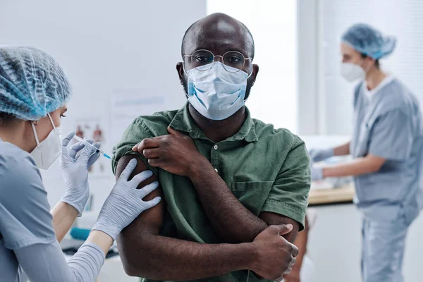 Πορτρέτο Του Αφρικανού Ασθενή Μάσκα Κοιτάζοντας Την Κάμερα Ενώ Γιατρός — Φωτογραφία Αρχείου