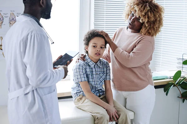 Afrikaanse Moeder Gesprek Met Dokter Haar Zoon Tijdens Medisch Onderzoek — Stockfoto