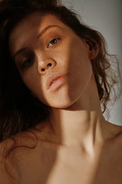 Retrato Menina Com Cabelo Vermelho Com Beleza Natural Posando Câmera — Fotografia de Stock