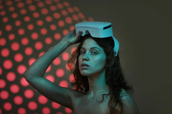 Portret Van Meisje Virtual Reality Bril Kijken Naar Camera Tegen — Stockfoto
