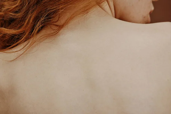 Widok Tyłu Młoda Kobieta Rudymi Włosami Pokazując Jej Zdrowe Plecy — Zdjęcie stockowe