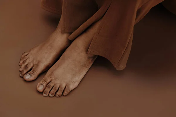 Zbliżenie Boso Nogi Kobiety Izolowane Brązowym Tle — Zdjęcie stockowe