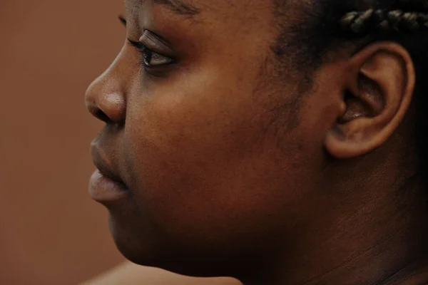 Zijaanzicht Van Afrikaanse Jonge Vrouw Gezicht Weg Kijken Geïsoleerd Bruine — Stockfoto