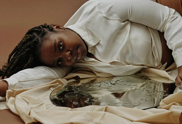 Portret Van Een Afrikaanse Jonge Vrouw Buurt Van Spiegel Met — Stockfoto