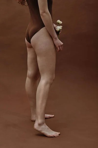 Вид Сзади Молодую Женщину Купальнике Длинными Ногами Держащую Цветок Коричневом — стоковое фото