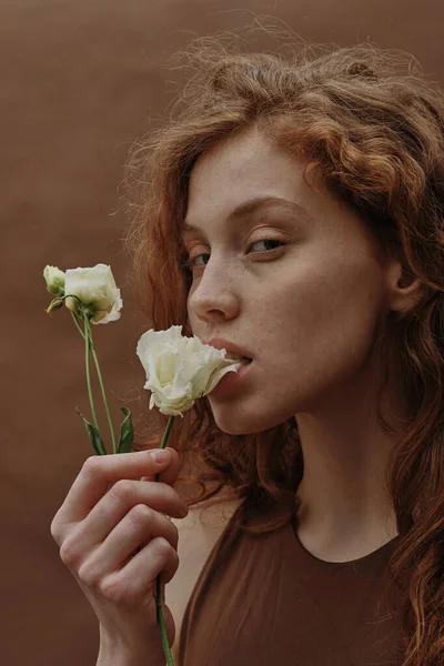 Retrato Gengibre Jovem Segurando Flor Branca Boca Expressando Sensualidade Isolada — Fotografia de Stock