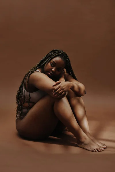 Portret Van Afrikaans Overgewicht Meisje Met Lange Vlechten Met Doordachte — Stockfoto