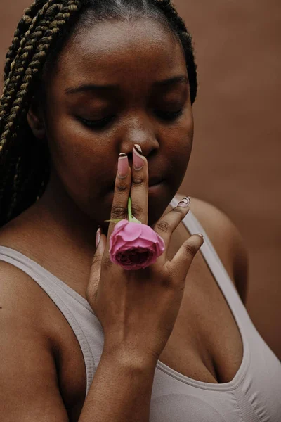 Afrikaanse Jonge Vrouw Met Vlechten Houden Roze Roos Mond Roken — Stockfoto