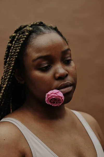 Portret Van Afrikaanse Jonge Vrouw Met Blanco Uitdrukking Met Roze — Stockfoto