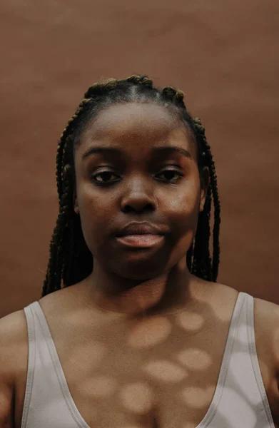 Portret Van Afrikaanse Jonge Vrouw Met Vlechten Kijken Naar Camera — Stockfoto