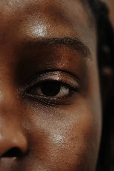非洲年轻女子的特写镜头 深褐色眼睛 看着相机 — 图库照片