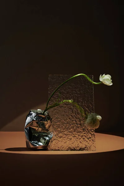 Verticale Conceptuele Stilleven Samenstelling Van Verse Witte Bloemen Verfrommelde Drank — Stockfoto