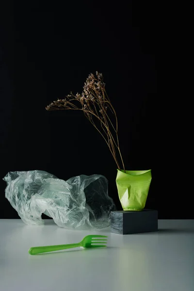 Buruşmuş Plastik Fincanda Kurumuş Çiçeklerin Dikey Kavramsal Yaşam Bileşimi Masa — Stok fotoğraf