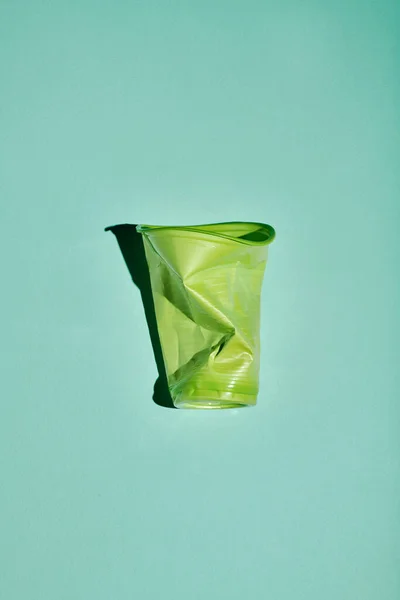 Verticaal Van Bovenaf Bekeken Opname Van Verfrommeld Groen Plastic Bekertje — Stockfoto