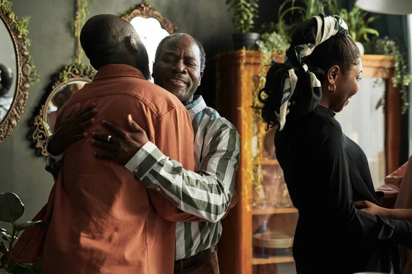 Afrikaanse Gelukkige Vrienden Omhelzen Elkaar Tijdens Hun Vergadering Thuis Feest — Stockfoto