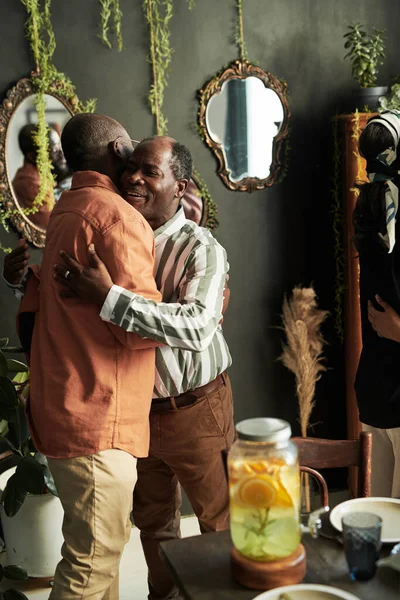 Africanos Dos Hombres Abrazándose Saludándose Durante Cena Casa —  Fotos de Stock