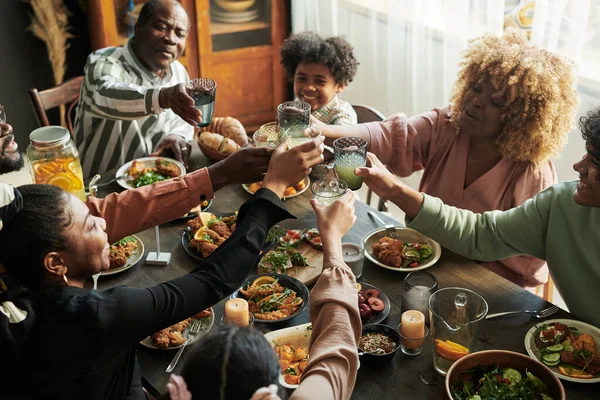 Африканский Большой Семейный Тост Стаканах Лимонадом Время Праздничного Ужина Вместе — стоковое фото