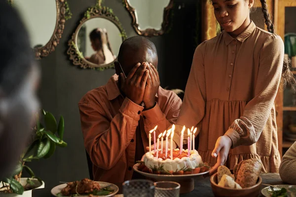 Dochter Draagt Verjaardagstaart Voor Haar Vader Terwijl Hij Zit Aan — Stockfoto
