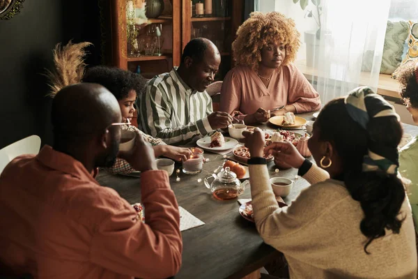 Большая Африканская Семья Разговаривает Друг Другом Столом Вместе Пьет Чай — стоковое фото