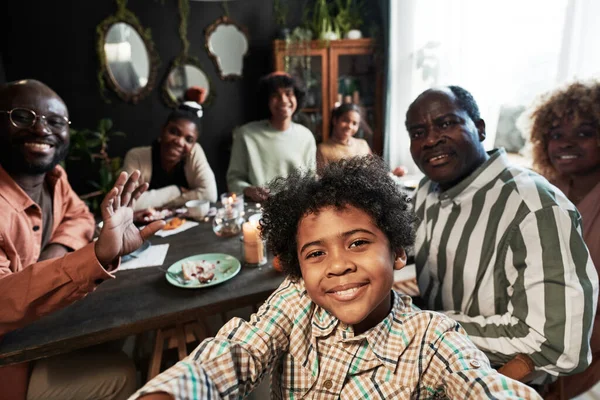 かわいい男の子作る自撮り肖像画彼の大きな家族ながら彼らはケーキとお茶とテーブルに座って — ストック写真
