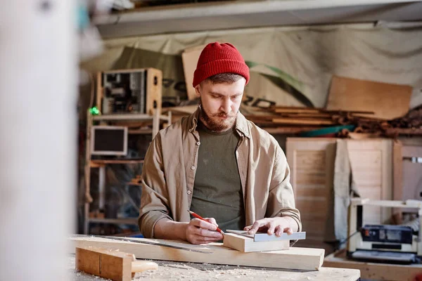 Profesional Joven Carpintero Masculino Usando Regla Lápiz Haciendo Marcas Pieza — Foto de Stock