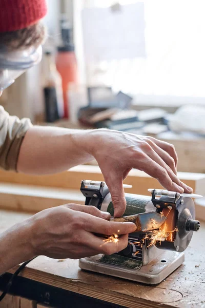 Primer Plano Del Hombre Irreconocible Que Trabaja Taller Carpintería Cuchillo — Foto de Stock