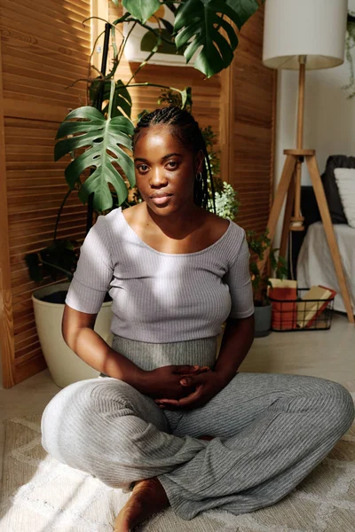 Portret Van Afrikaanse Jonge Vrouw Met Zwangere Buik Die Naar — Stockfoto