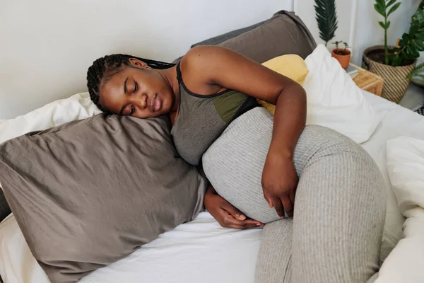 Африканская Грустная Женщина Лежала Кровати Глядя Беременный Живот Беспокоилась Своем — стоковое фото