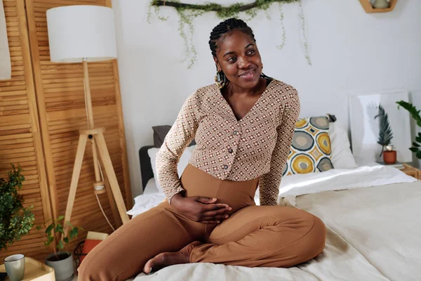 Afrikaanse Jonge Vrouw Aanraken Van Haar Zwangere Buik Glimlachen Terwijl — Stockfoto