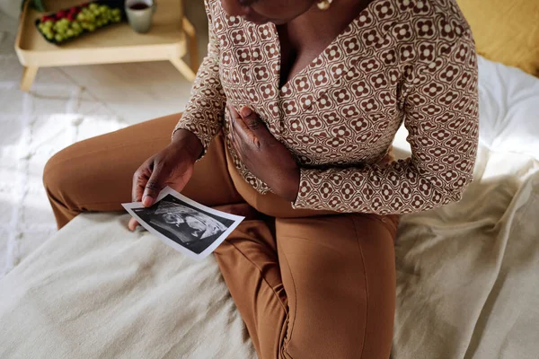 Close African Pregnant Woman Sitting Bed Examining Ultrasound Her Baby — Stock Photo, Image