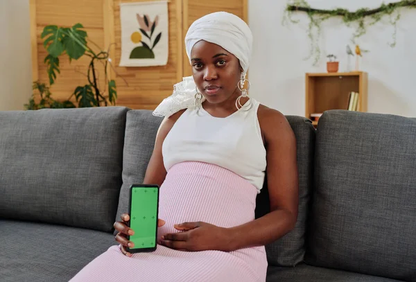 Πορτρέτο Της Αφρικής Έγκυος Μουσουλμάνα Γυναίκα Hijab Κάθεται Στον Καναπέ — Φωτογραφία Αρχείου