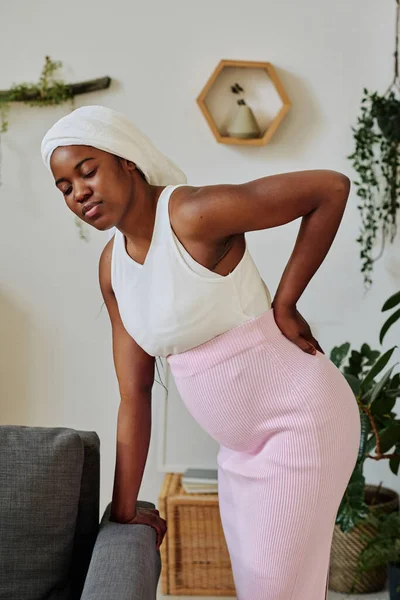 Afrikaanse Moslim Zwangere Vrouw Voelt Pijn Haar Rug Tijdens Bevalling — Stockfoto