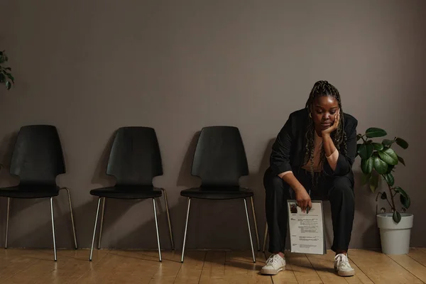 Mujer Joven Africana Sentada Con Curriculum Vitae Sala Espera Sola —  Fotos de Stock