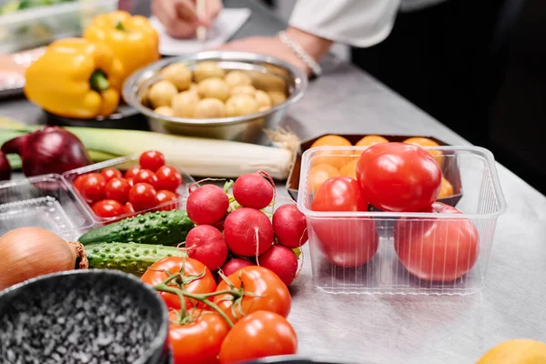 Restoranın mutfağında yemek hazırlamak için taze olgun sebzeleri yakın plan çekin.