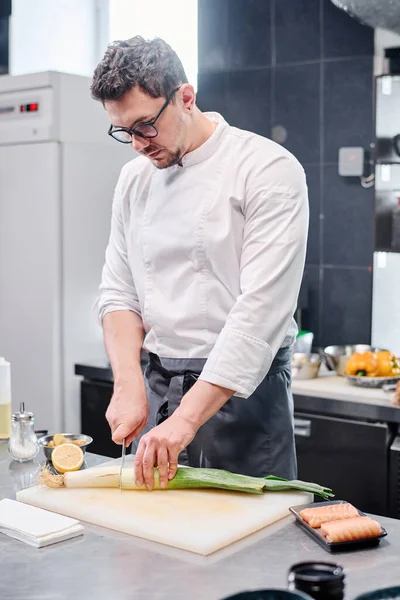 Joven Chef Delantal Corte Apio Tabla Cortar Para Preparar Plato — Foto de Stock