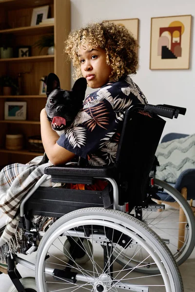 Африканська Дівчинка Інвалідністю Сидить Кріслі Колесах Обіймає Свого Собаку — стокове фото