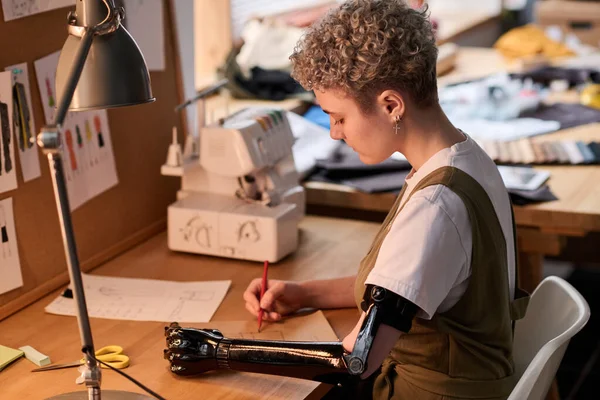 Молодий Сучасний Дизайнер Моди Малює Нові Ескізи Блокноті Сидячи Столом — стокове фото