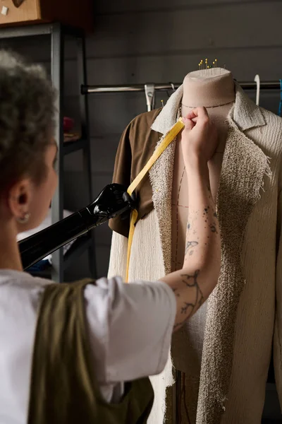 Молодая Швея Креативная Женщина Дизайнер Одежды Принимающая Меры Бежевого Пальто — стоковое фото