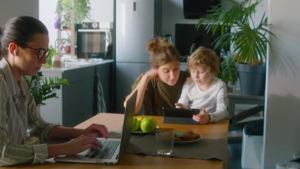 Mulher Fones Ouvido Sem Fio Trabalhando Remotamente Laptop Casa Enquanto — Vídeo de Stock