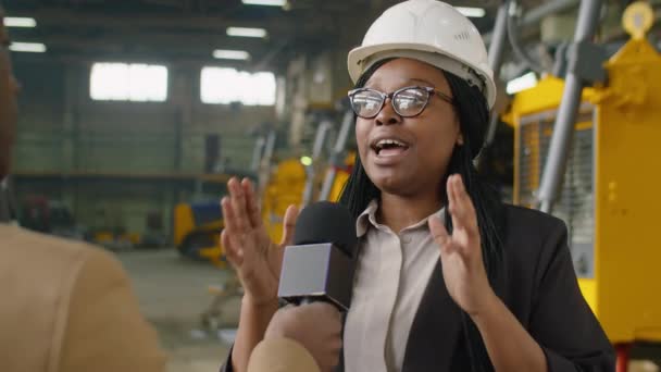 Über Die Schulter Einer Afroamerikanischen Managerin Harthut Und Formalwear Die — Stockvideo