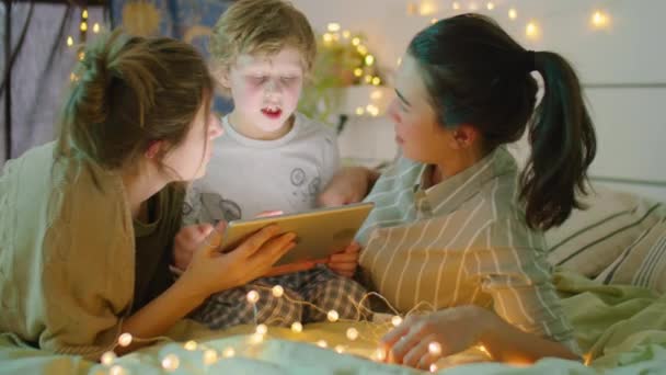 Lesbičky Pár Malé Dítě Diskutovat Něco Digitálním Tabletu Zatímco Ležel — Stock video