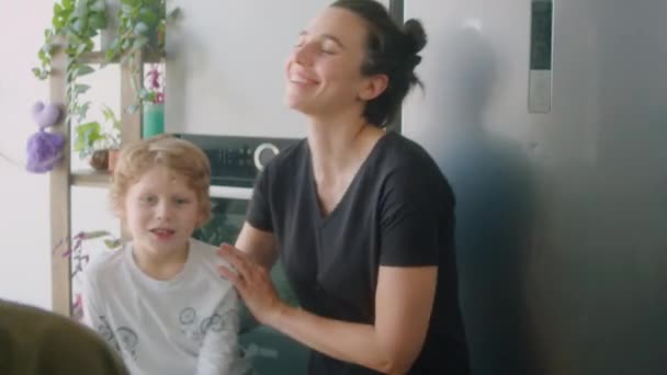 Alegre Lesbianas Madres Sonriendo Charlando Con Lindo Pequeño Hijo Cocina — Vídeo de stock