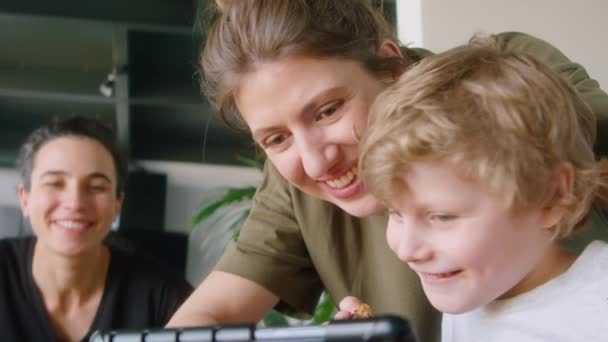 Radosna Lesbijka Matka Gra Tablecie Cyfrowym Uroczym Synkiem Rozmawia Żoną — Wideo stockowe