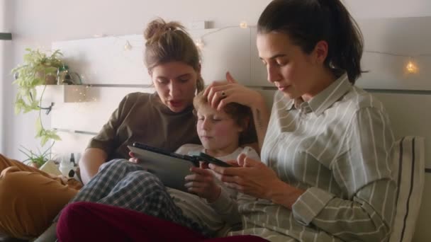 Lezbiyen Anneler Küçük Çocuk Evde Vakit Geçirirken Çelenkle Süslenmiş Dijital — Stok video