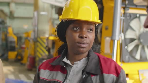 Афроамериканская Женщина Инженер Каскаде Объясняет Цифровом Планшете Многонациональным Топ Менеджерам — стоковое видео