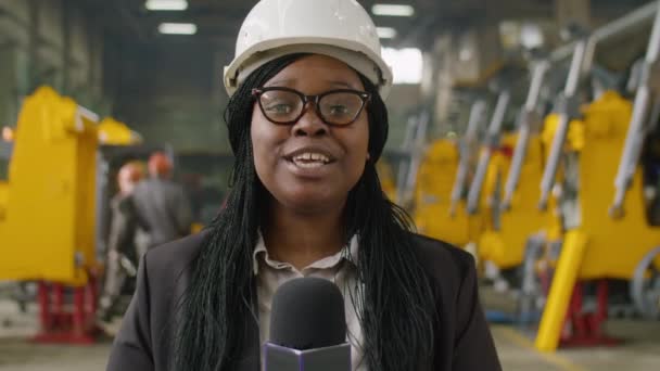 Afroamerikanische Journalistin Harthut Und Formalbekleidung Steht Einer Schweren Maschinenfabrik Blickt — Stockvideo